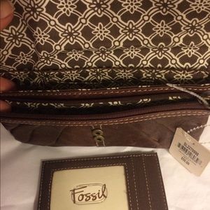 Fossil wallet brand new with tag.